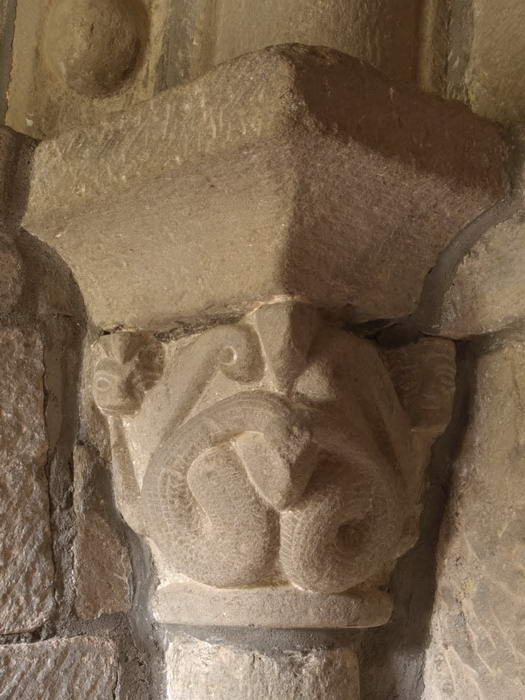 CAPITEL DEL LADO OESTE-ANFISBENAS